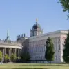 Communs am Neuen Palais mit Kolonnade hinter einer weiten Wiese