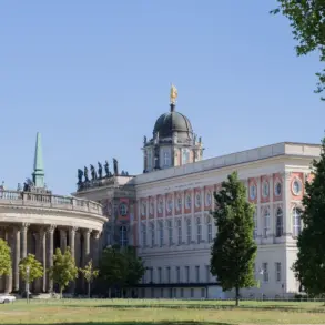 Communs am Neuen Palais mit Kolonnade hinter einer weiten Wiese