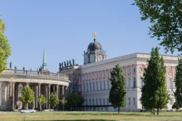Communs am Neuen Palais mit Kolonnade hinter einer weiten Wiese