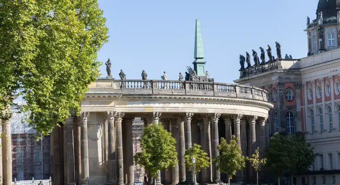 Kolonnade und Communs am Neuen Palais mit Statuen auf der Balustrade