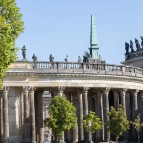 Kolonnade und Communs am Neuen Palais mit Statuen auf der Balustrade