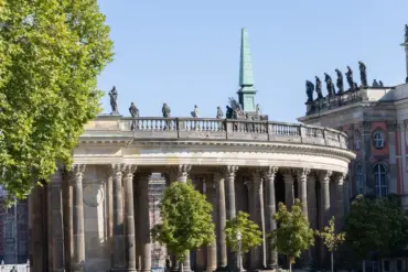 Kolonnade und Communs am Neuen Palais mit Statuen auf der Balustrade