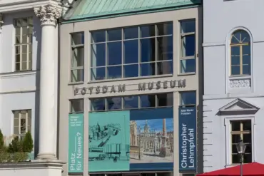 Eingang des Potsdam Museums mit Ausstellungsbannern