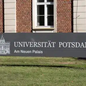 Schild „Universität Potsdam – Am Neuen Palais“ vor einem Backsteingebäude