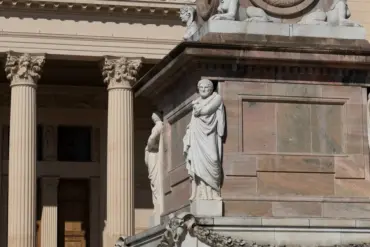 Sockel des Obelisken mit Skulpturen vor den Säulen der Nikolaikirche