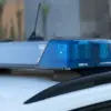 Blaulicht-Balken auf einem Streifenwagen vor einer Hauswand