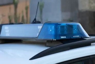 Blaulicht-Balken auf einem Streifenwagen vor einer Hauswand