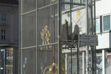 Metallgitter-Installation mit goldenen Figuren am Standort der Garnisonkirche