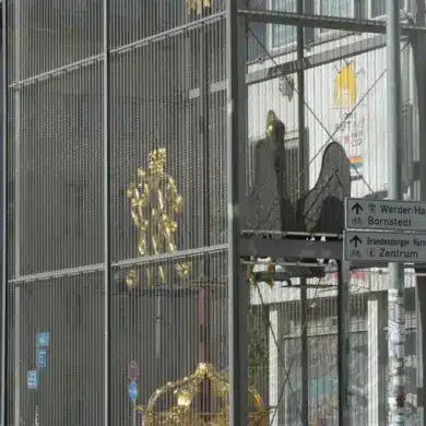 Metallgitter-Installation mit goldenen Figuren am Standort der Garnisonkirche
