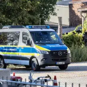 Polizei-Einsatzbus auf einem Hof hinter einem Zaun