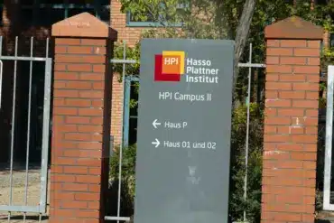 Schild des Hasso-Plattner-Instituts, Campus II, vor einem Backsteingebäude
