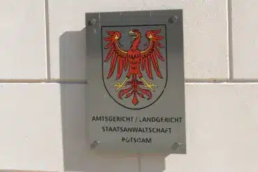 Schild mit Brandenburger Adler: Amtsgericht, Landgericht und Staatsanwaltschaft Potsdam