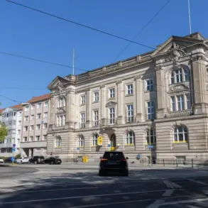 Wilhelminisches Gebäude an einer breiten Kreuzung mit Straßenbahngleisen