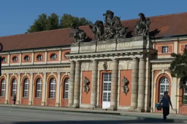 Barocker Marstall mit Pferdeskulpturen, heute Filmmuseum Potsdam