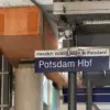 Bahnhofsschild „Potsdam Hbf – Herzlich willkommen in Potsdam!“