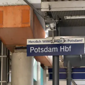 Bahnhofsschild „Potsdam Hbf – Herzlich willkommen in Potsdam!“