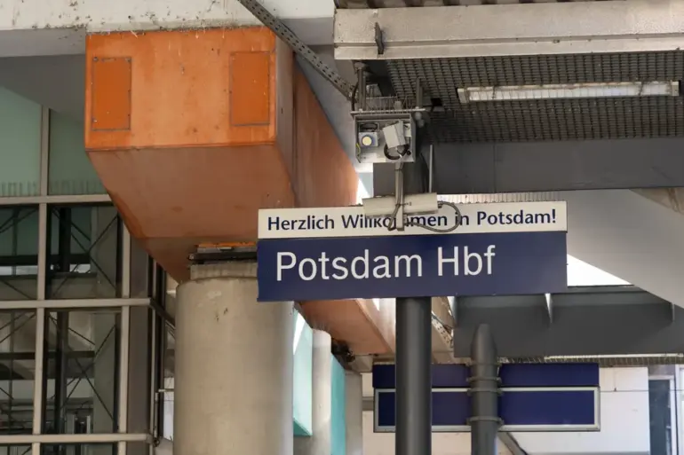 Bahnhofsschild „Potsdam Hbf – Herzlich willkommen in Potsdam!“