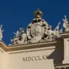 Figurenschmuck mit Krone und Wappen auf dem Brandenburger Tor