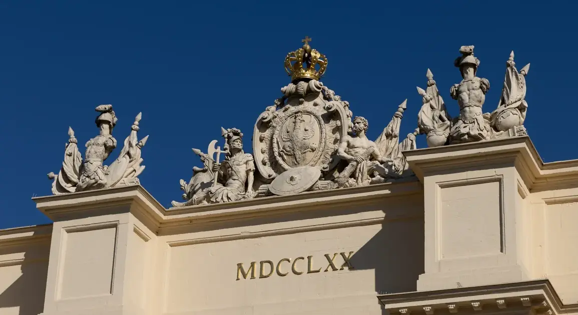 Figurenschmuck mit Krone und Wappen auf dem Brandenburger Tor