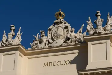 Figurenschmuck mit Krone und Wappen auf dem Brandenburger Tor