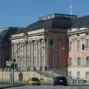 Landtag Brandenburg im wiederaufgebauten Stadtschloss, davor Straßenverkehr