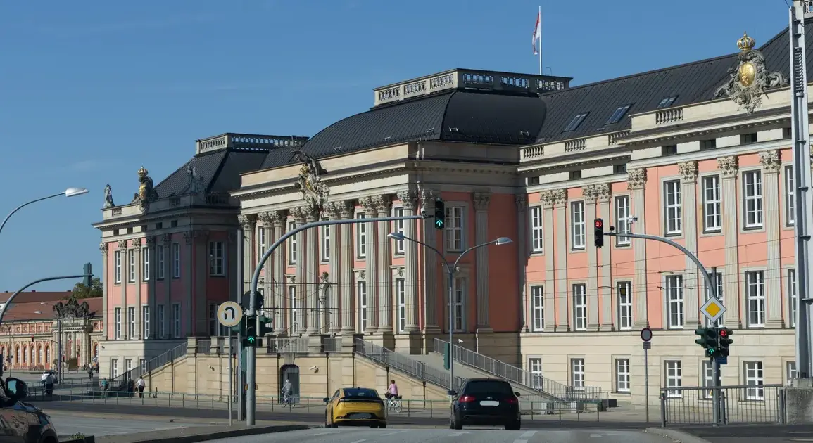 Landtag Brandenburg im wiederaufgebauten Stadtschloss, davor Straßenverkehr