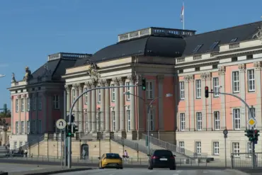 Landtag Brandenburg im wiederaufgebauten Stadtschloss, davor Straßenverkehr