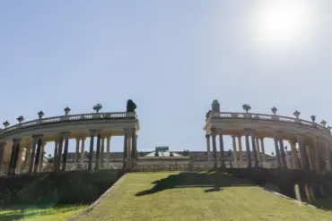 Zwei geschwungene Kolonnaden vor den Communs am Neuen Palais
