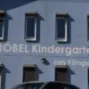 Blaue Fassade des Fröbel-Kindergartens am Filmpark