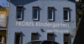 Blaue Fassade des Fröbel-Kindergartens am Filmpark