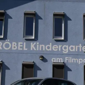 Blaue Fassade des Fröbel-Kindergartens am Filmpark