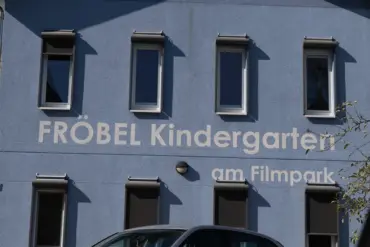 Blaue Fassade des Fröbel-Kindergartens am Filmpark