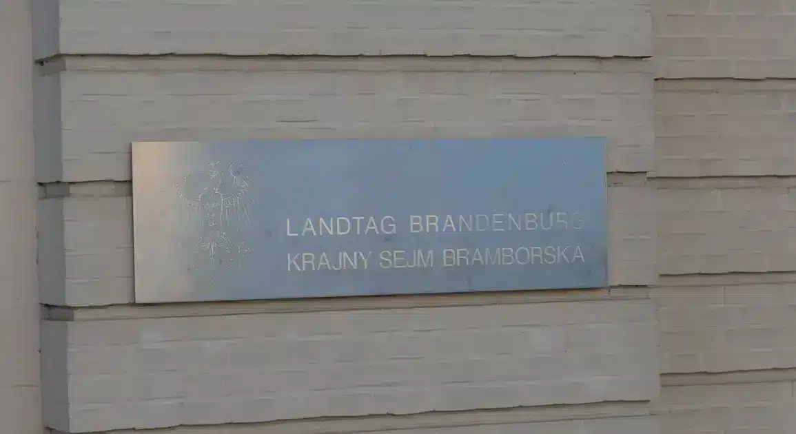 Schild „Landtag Brandenburg / Krajny sejm Bramborska“ an der Fassade