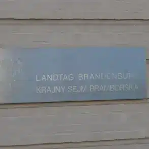 Schild „Landtag Brandenburg / Krajny sejm Bramborska“ an der Fassade