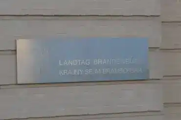 Schild „Landtag Brandenburg / Krajny sejm Bramborska“ an der Fassade