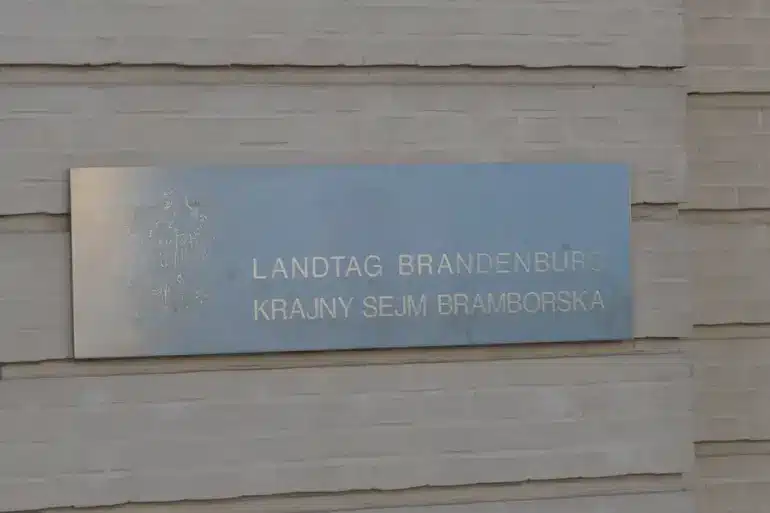 Schild „Landtag Brandenburg / Krajny sejm Bramborska“ an der Fassade