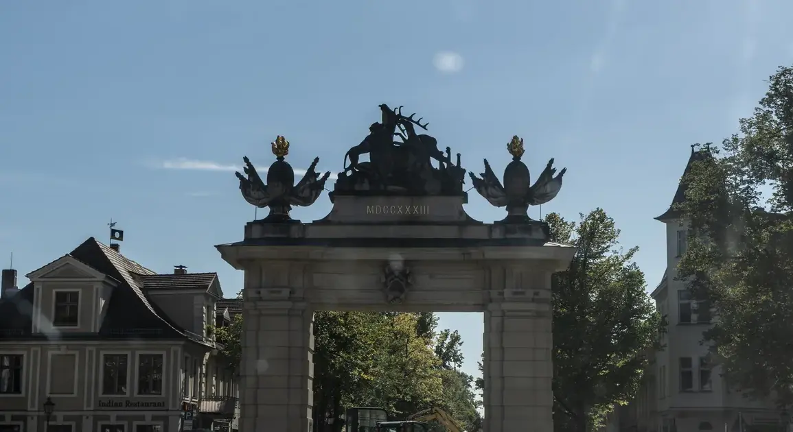 Das Jägertor mit Hirsch-Skulptur, davor Baustellenabsperrungen