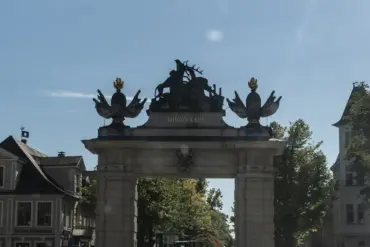 Das Jägertor mit Hirsch-Skulptur, davor Baustellenabsperrungen