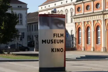 Stele „Filmmuseum Kino“ vor der Fassade des Marstalls