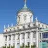 Altes Rathaus mit goldener Atlas-Figur und Potsdam Museum am Alten Markt