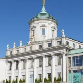 Altes Rathaus mit goldener Atlas-Figur und Potsdam Museum am Alten Markt
