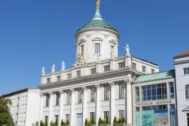 Altes Rathaus mit goldener Atlas-Figur und Potsdam Museum am Alten Markt