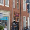 Läden und Café in einem historischen Backsteinhaus im Holländischen Viertel
