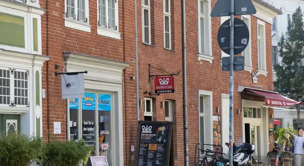 Läden und Café in einem historischen Backsteinhaus im Holländischen Viertel