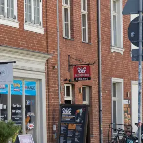 Läden und Café in einem historischen Backsteinhaus im Holländischen Viertel