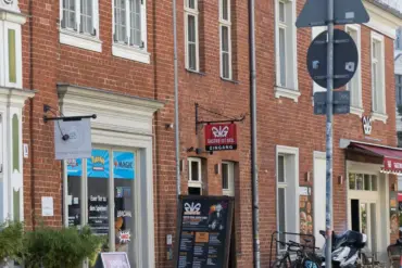 Läden und Café in einem historischen Backsteinhaus im Holländischen Viertel