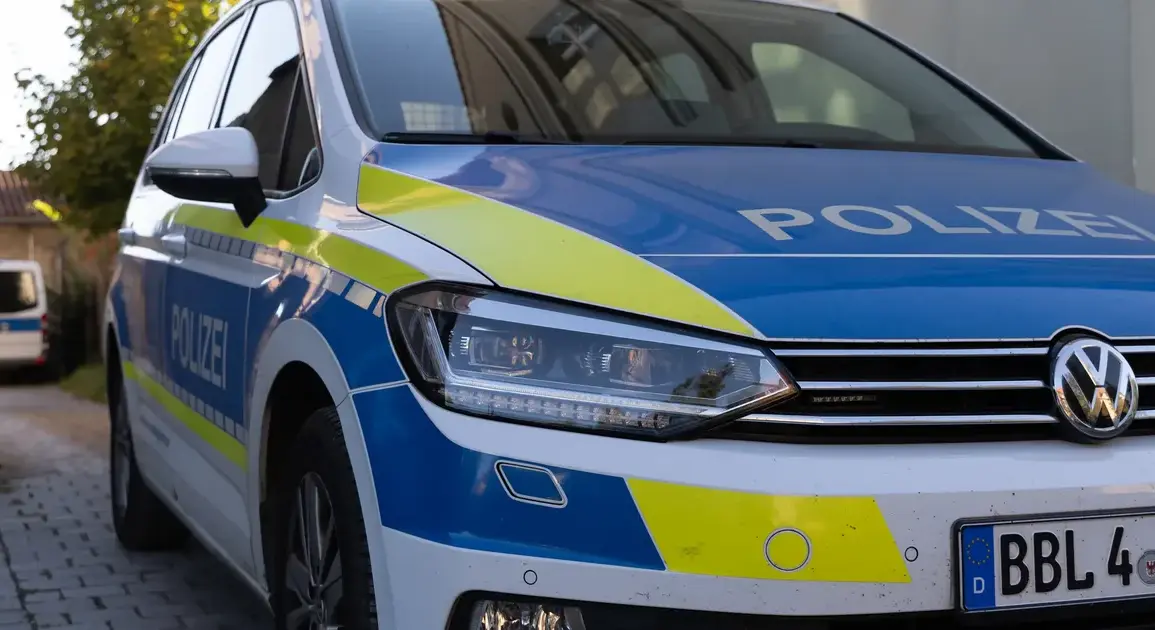 Streifenwagen der Polizei Brandenburg von vorn mit Blaulicht