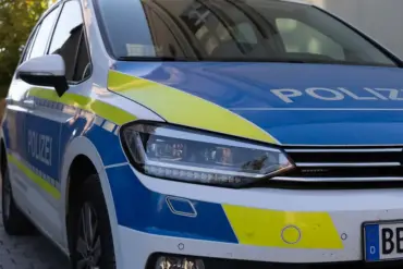 Streifenwagen der Polizei Brandenburg von vorn mit Blaulicht