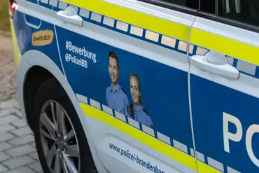 Seitenansicht eines Streifenwagens mit Nachwuchswerbung der Polizei Brandenburg