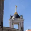Fortunaportal mit goldener Figur neben dem Landtagsgebäude